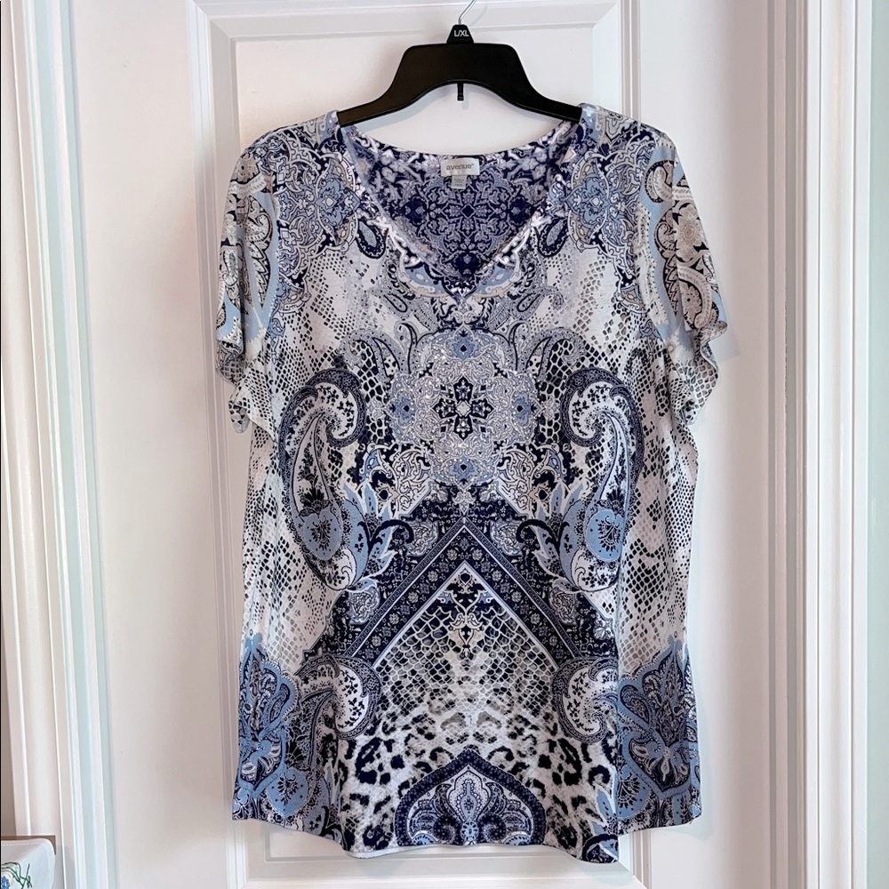 ⚡️ 3 for $30 ⚡️ Avenue Short Sleeve Geometric and Paisley Print Top